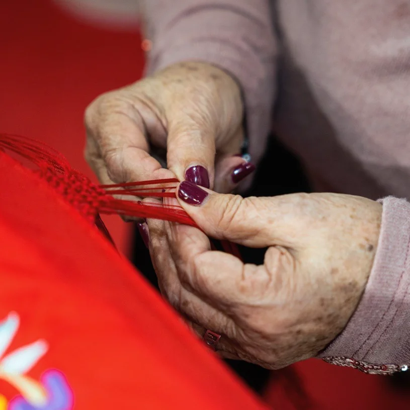 Mercedes Campos, artesana de mantones en Cantillana, Sevilla