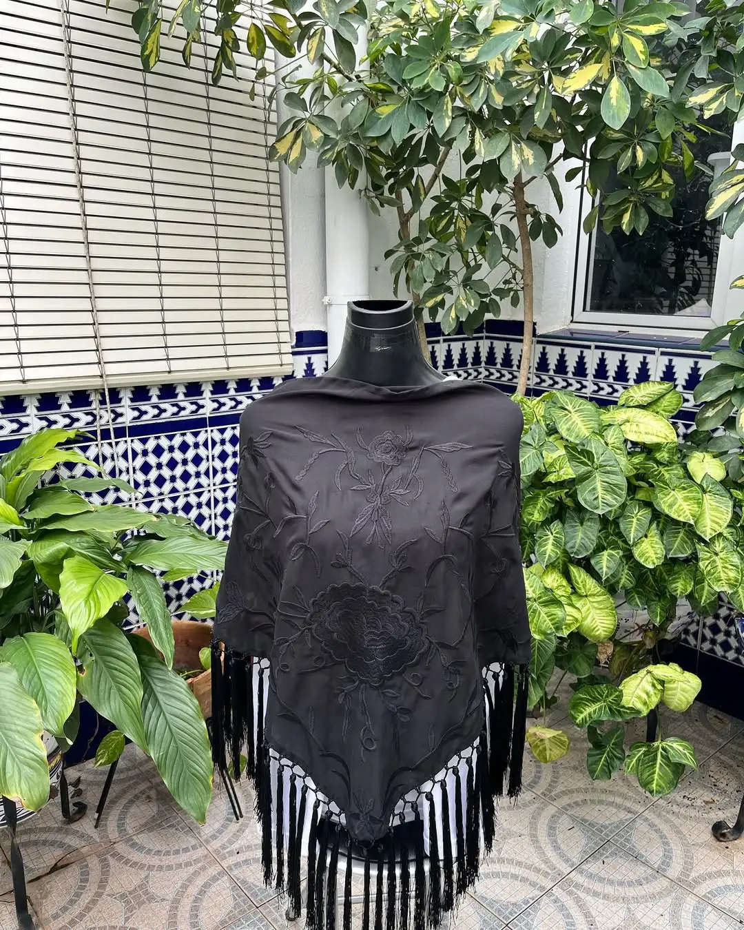 Mantón Clásico Sevilla bordado a mano