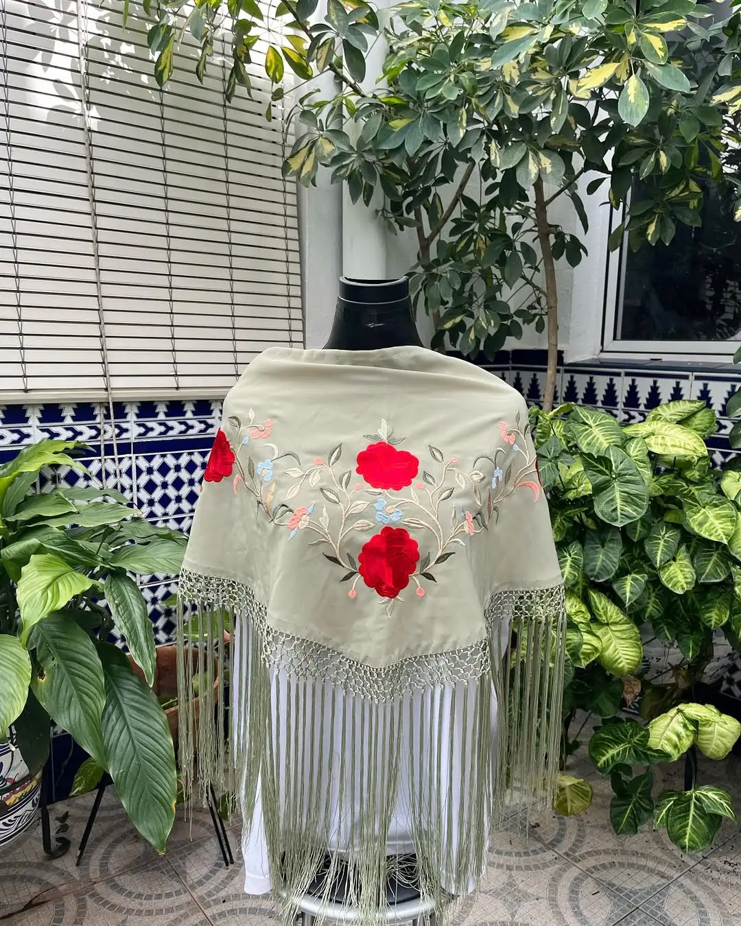 Mantón Real Cantillana bordado a mano